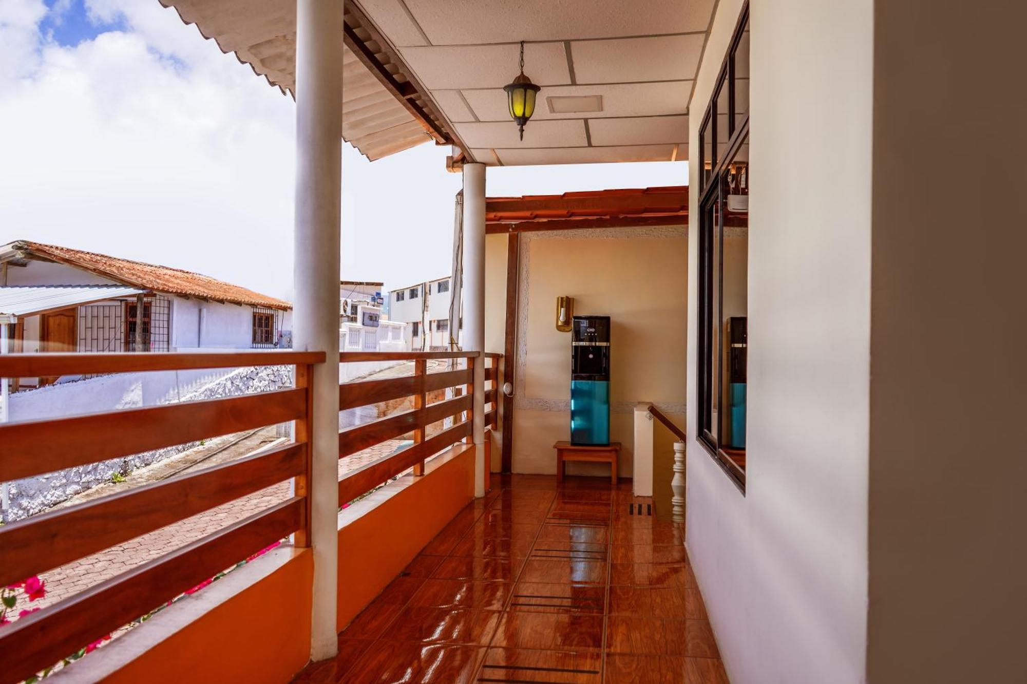 Hospedaje Germania Puerto Ayora  Exterior foto